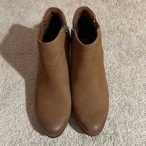 Blondo waterproof brown bootie 7.5 (runs small and fits like a 7).
